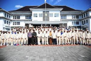 Bupati Kuningan berfoto bersama dengan kontingan Porsenitas Kunci Bersama XVII.